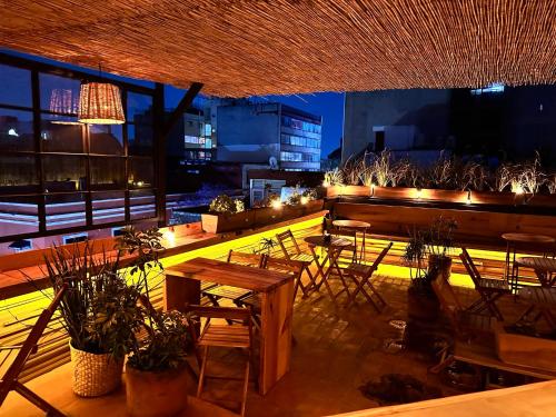 墨西哥城Casa Sabina Down Town Mexico City的屋顶露台配有桌椅和灯光