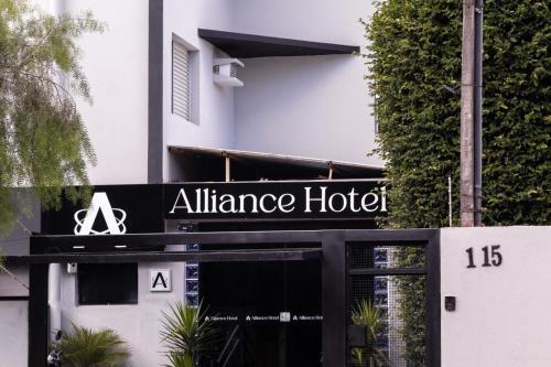 巴乌鲁Alliance Hotel的大楼前的联盟酒店标志