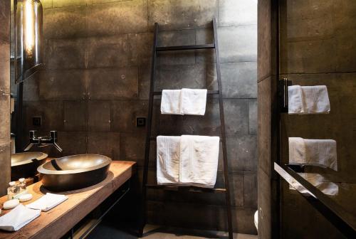 伊施格尔玛通小屋公寓的浴室配有盥洗盆和带毛巾的台面。