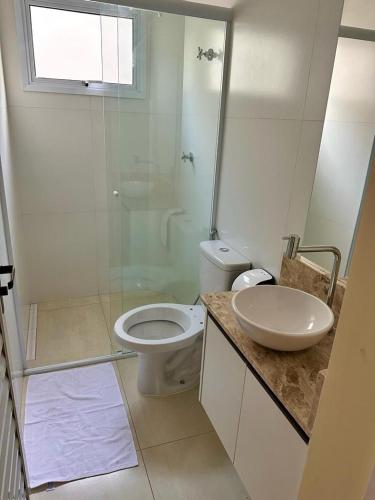 皮拉西卡巴KITNET 1001 Apart Hotel的浴室配有卫生间、淋浴和盥洗盆。