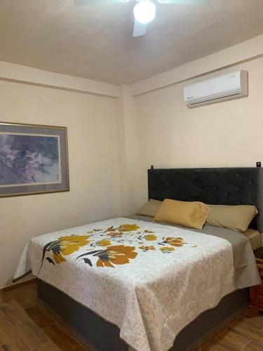 BUNGALOWS Y DEPARTAMENTOS SAN ISIDRO的一间卧室配有带牛毛毯的床