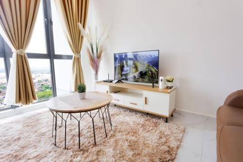 哥打巴鲁Sofea Suites @ Troika Kota Bharu #Wifi #Netflix的客厅配有电视和桌子