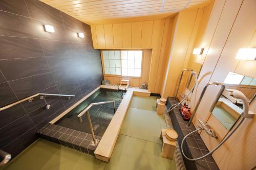 Utsumiサポートイン南知多的大型浴室设有游泳池