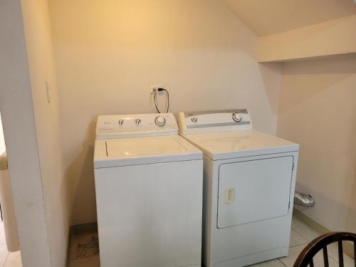 奇瓦瓦Departamento UNIVERSITARIO en fraccionamiento privado的客房内的白色洗衣机和烘干机