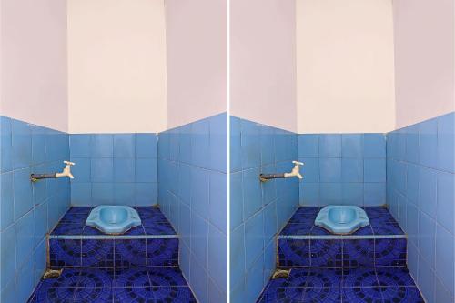 邦加槟港SPOT ON 92421 City Kost Syariah的浴室设有2个蓝色卫生间,铺有蓝色瓷砖