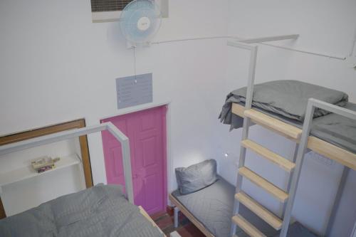 迈索尔Rahee Bi Roambay - Backpacker Hostel的宿舍间设有双层床和梯子。