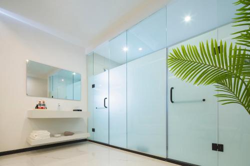 三亚小鹿辰客海景冲浪民宿的一间带玻璃淋浴和水槽的浴室