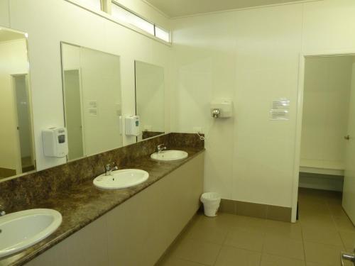 金吉拉Chinchilla Tourist Park的浴室设有2个水槽和2面镜子