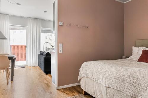 卡尔斯克鲁纳Studio Living的一间卧室配有一张床、一张书桌和一个窗户。