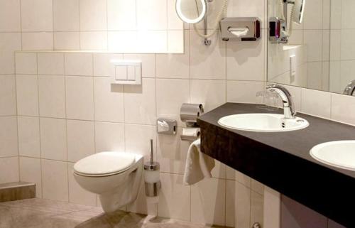 希明格加斯托夫苏奥柏威尔特酒店的白色的浴室设有卫生间和水槽。