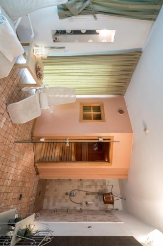 塞格扎诺阿里皮拉米德酒店的一间位于客房内的带卫生间的阁楼浴室