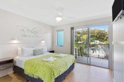 黄金海岸诺比海滩渡假村的一间卧室设有一张床和一个阳台