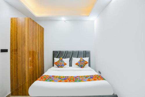 加济阿巴德Hotel The RASA at Vasundhara的一间卧室配有一张木柜床