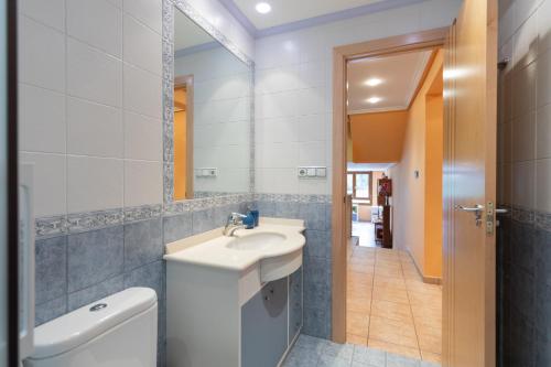 穆特里库Saturraran - baskeyrentals的一间带水槽、卫生间和镜子的浴室