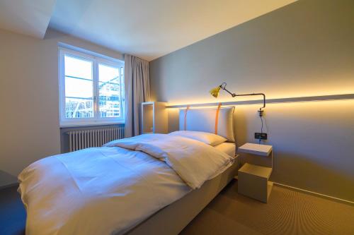 巴登林德费四利斯巴赫兰德酒店的一间卧室配有一张光线充足的床