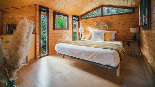 Les Ollières-sur-EyrieuxLe Chalet - Les Lodges de Praly的小木屋内一间卧室,配有一张床
