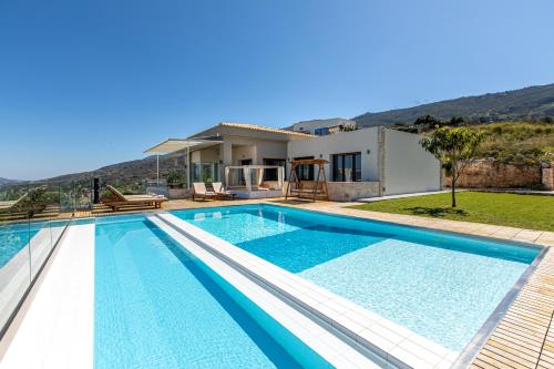 苏达Villa Kedria with a panoramic ocean view的房屋前的游泳池