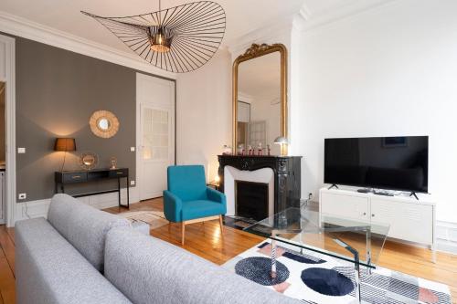 南希L'Annexe de Stanislas的带沙发、电视和镜子的客厅