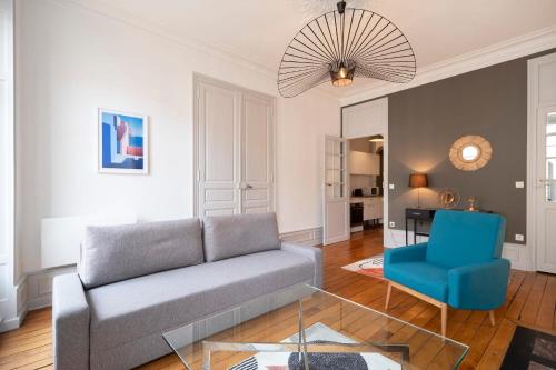 南希L'Annexe de Stanislas的带沙发和蓝椅的客厅