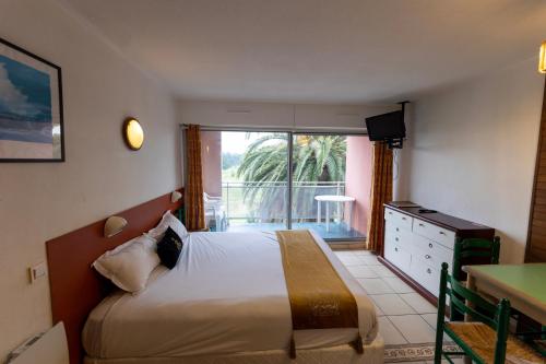 安格雷滨海高尔夫公寓式酒店的酒店客房设有一张床和一个阳台。