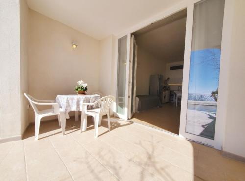 纳尔多SEA FRONT, Allegria, Santa Maria al Bagno的一间带桌椅的用餐室和一个阳台