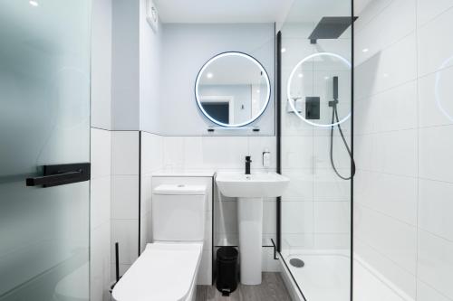 鲍内斯温德米尔Craig Manor的白色的浴室设有水槽和镜子
