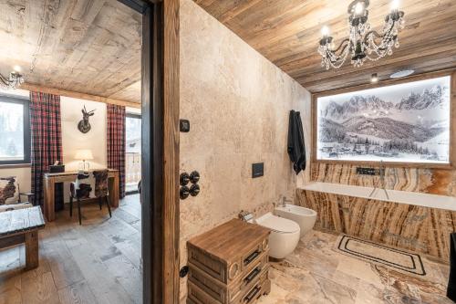 卡纳泽伊Belvedere Elite的一间带卫生间和吊灯的浴室