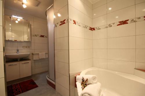 莱奥冈Almliesl LEOG-685的白色的浴室设有浴缸和水槽。