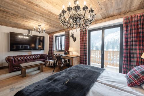 卡纳泽伊Belvedere Elite的一间卧室配有一张床、一张沙发和一个吊灯。