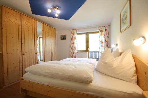 莱奥冈Almliesl LEOG-685的卧室配有白色床和蓝色天花板