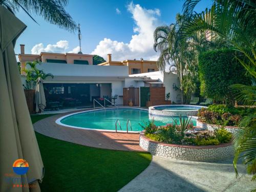 马普托Hotel Terminus Maputo的庭院中带游泳池的房子