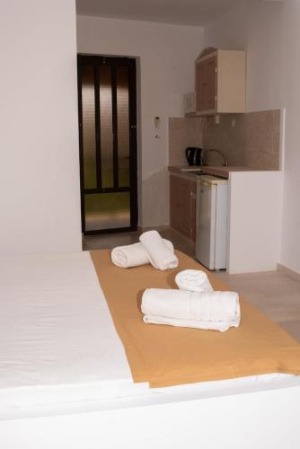 拉加纳斯Sofia Studios的厨房配有2条白色毛巾,位于地板上