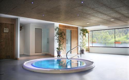 博尔德斯·代瓦里拉埃尔斯卡克斯公寓式酒店的带大窗户的客房内的热水浴池