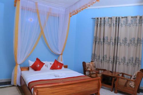 姆巴拉拉Dreamwood suites Mbarara的一间卧室配有红色枕头的床