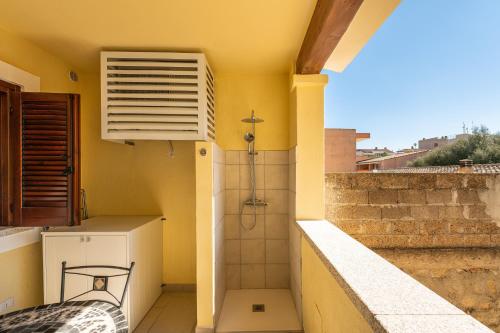 维拉西米乌斯Via Giardini 18的阳台带淋浴的浴室