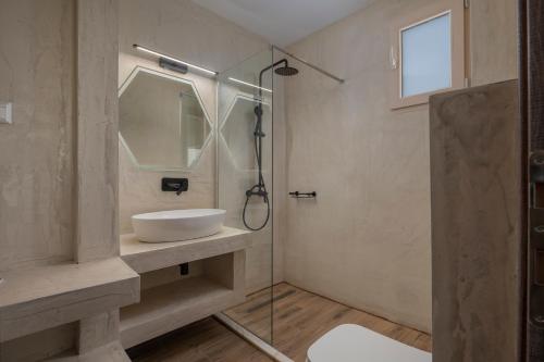 卡洛吉亚Casa Bloo 360, Adults Only的一间带水槽和淋浴的浴室