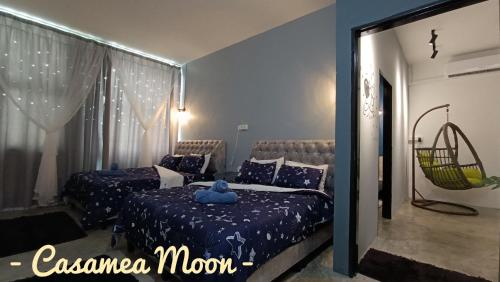 诗巫Casamea MOON (Shoplot) 2 Bedroom-Free Wifi & Washer的一间卧室配有两张床,上面有蓝色的枕头
