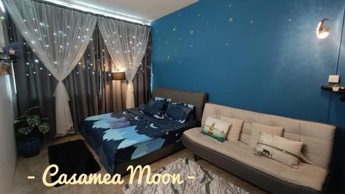 诗巫Casamea MOON (Shoplot) 2 Bedroom-Free Wifi & Washer的客厅配有沙发和1张床
