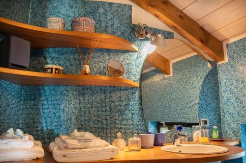 比耶拉戈米托罗公寓的浴室设有水槽和蓝色瓷砖