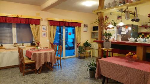 布莱德拉维尼可客房酒店的一间带两张桌子的用餐室和一间厨房