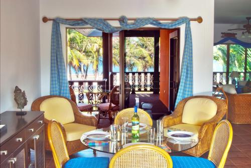 三百岭西班牙别墅的一间带桌椅的用餐室和一个阳台