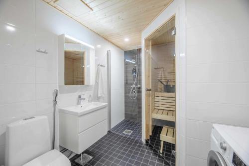 于韦斯屈莱Rahulihomes Lutakko的浴室配有卫生间、盥洗盆和淋浴。