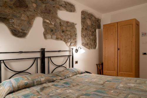 RonconeGarnì Centrale的一间卧室配有一张床和一扇木门
