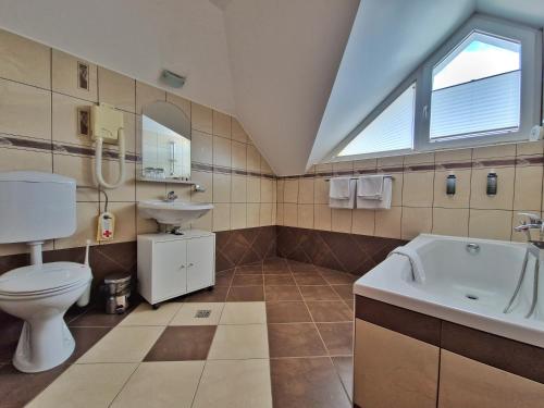 拉多夫吉卡培恩斯安科瓦奇酒店的浴室配有卫生间、盥洗盆和浴缸。