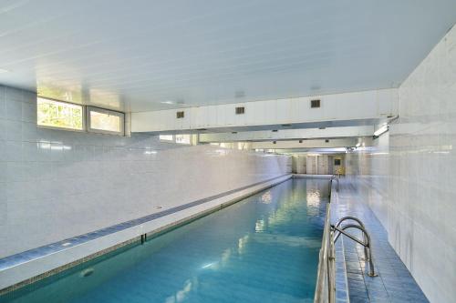 圣君士坦丁和海伦那International Home of Scientists Joliot Curie的大楼内一个蓝色的大型游泳池