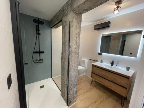 拉雷多Villa Pejina的一间带水槽和淋浴的浴室