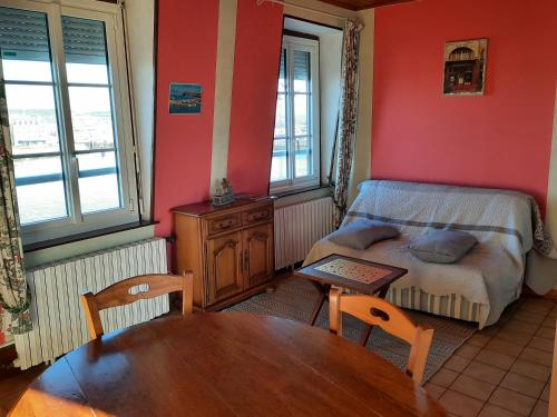 勒特雷波尔le pigeonnier的卧室配有一张床和一张桌子及椅子