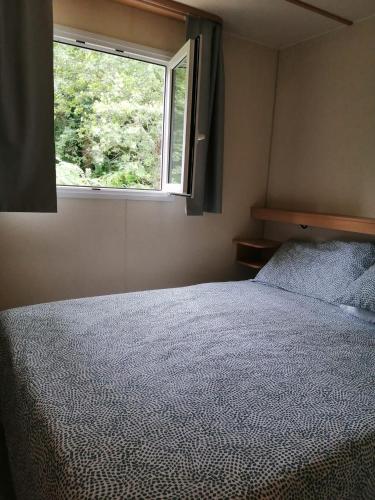 FrontoneIl Cinisco的一间卧室设有一张床和一个窗口