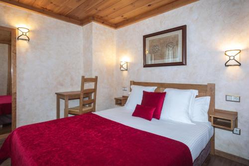 博尔德斯·代瓦里拉埃尔斯卡克斯公寓式酒店的一间卧室配有一张带红色毯子的大床