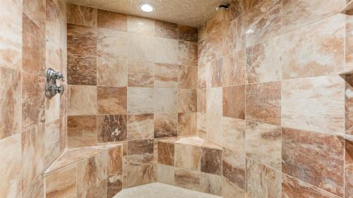 威尔伍德克拉斯特Bayside Townhome In Diamond Beach!的浴室设有棕色瓷砖和大型淋浴